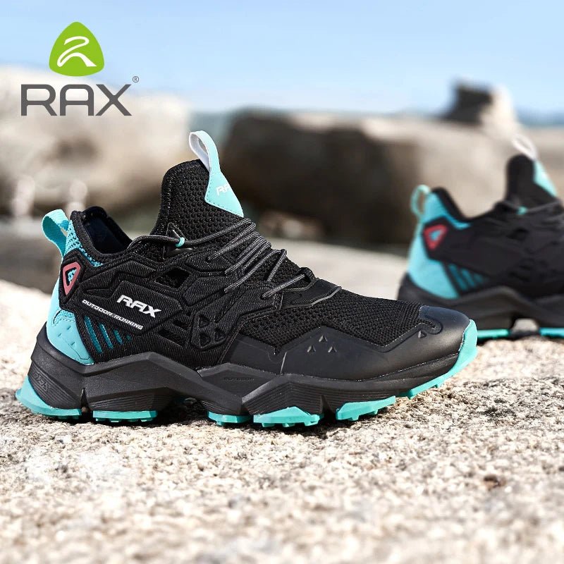 Chaussures de trail homme Rax 91-5C485 noires et turquoise, mesh respirant, FREE FLEXIBLE, posées sur rochers en extérieur.