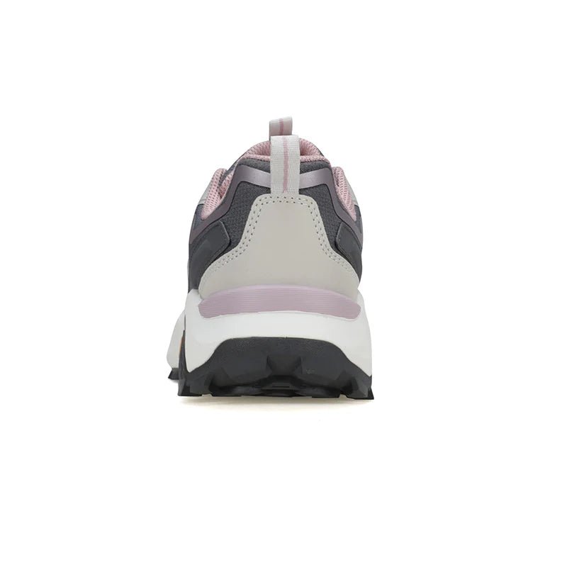 Chaussures de randonnée / trail low-top pour femme "HUMTTO - HT-160560B" grises et blanches en cuir véritable, semelle noire, accents roses, logo Humtto sur le côté et le dessus-idéales pour la randonnée.