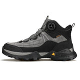 A single Humtto - HT-250366A mid-top randonnée/bottine d'expédition pour homme, gris et noir, antidérapant, protection splash-proof, maintien cheville, lacets, logo Humtto latéral et languette, sur fond blanc.