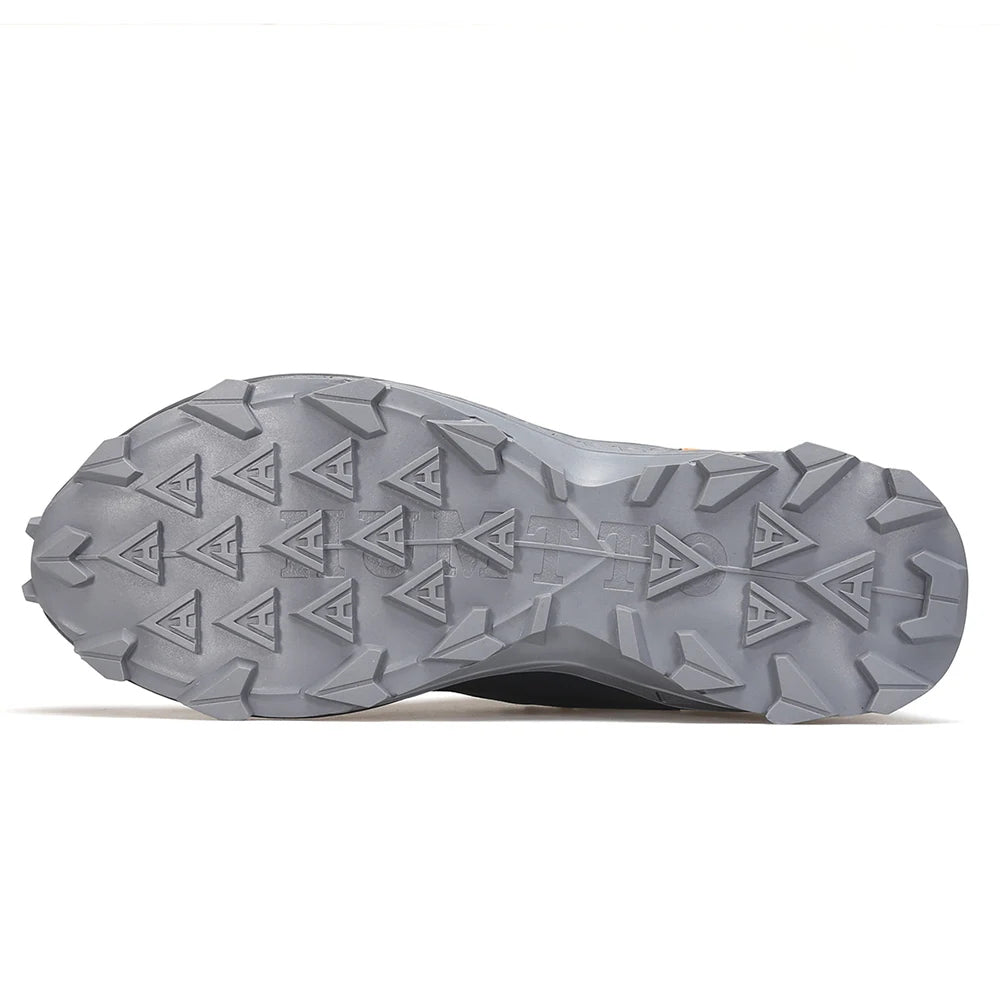 Les Humtto Chaussures de randonnée low-top pour homme "HT-140660A" en gris, dotées d'une semelle robuste, d'un système de laçage à molette et de la Technologie Event® Dynamic Waterproof, sont présentées sur fond blanc.