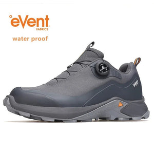 Les Humtto Chaussures de randonnée low-top pour homme "HT-140660A" en gris, dotées d'une semelle robuste, d'un système de laçage à molette et de la Technologie Event® Dynamic Waterproof, sont présentées sur fond blanc.