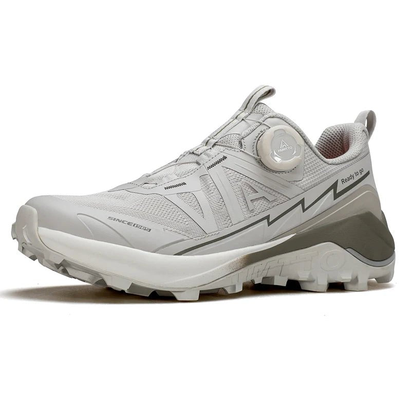 La chaussure HUMTTO - HT-860714A de Planète Rando est une low-top de randonnée bleue avec semelle crantée, midsole blanche et système de laçage à molette, offrant une protection splash-proof et des performances antidérapantes par temps humide.