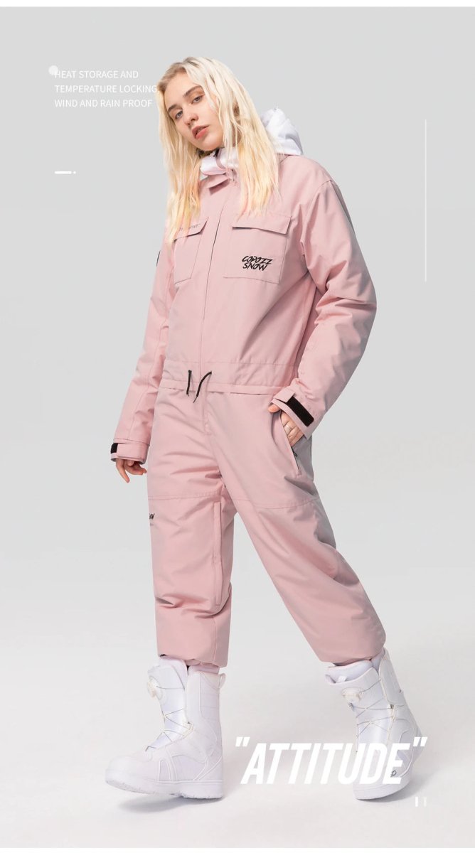 Mannequin en combinaison de ski imperméable Copozz Jump suit 21306 rose clair et bottes blanches devant fond uni.