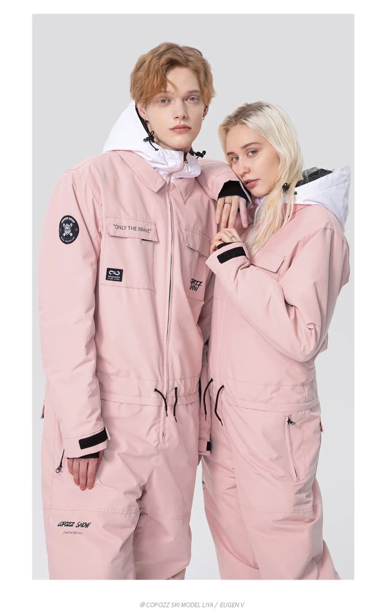 Deux mannequins portent des combinaisons de ski Copozz Jump suit 21306 imperméables, prêts pour le ski ou snowboard.