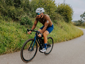 Le maillot de cyclisme unisexe à manches longues blanc DAREVIE "DVJ187" est doté d'une protection UV-SPF30+/SPF50+, d'une fermeture éclair sur le devant, de logos discrets, d'un tissu respirant et de manches en maille 3D pour plus de confort. Montré sur un fond uni.