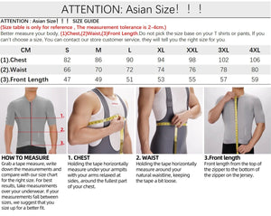 Le maillot de cyclisme unisexe à manches longues blanc DAREVIE "DVJ187" est doté d'une protection UV-SPF30+/SPF50+, d'une fermeture éclair sur le devant, de logos discrets, d'un tissu respirant et de manches en maille 3D pour plus de confort. Montré sur un fond uni.