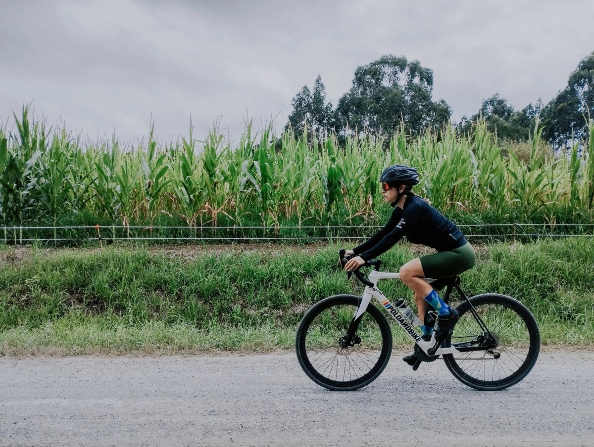 Le maillot de cyclisme unisexe à manches longues blanc DAREVIE "DVJ187" est doté d'une protection UV-SPF30+/SPF50+, d'une fermeture éclair sur le devant, de logos discrets, d'un tissu respirant et de manches en maille 3D pour plus de confort. Montré sur un fond uni.