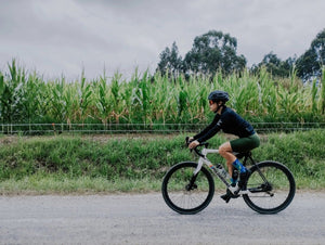 Le maillot de cyclisme unisexe à manches longues blanc DAREVIE "DVJ187" est doté d'une protection UV-SPF30+/SPF50+, d'une fermeture éclair sur le devant, de logos discrets, d'un tissu respirant et de manches en maille 3D pour plus de confort. Montré sur un fond uni.