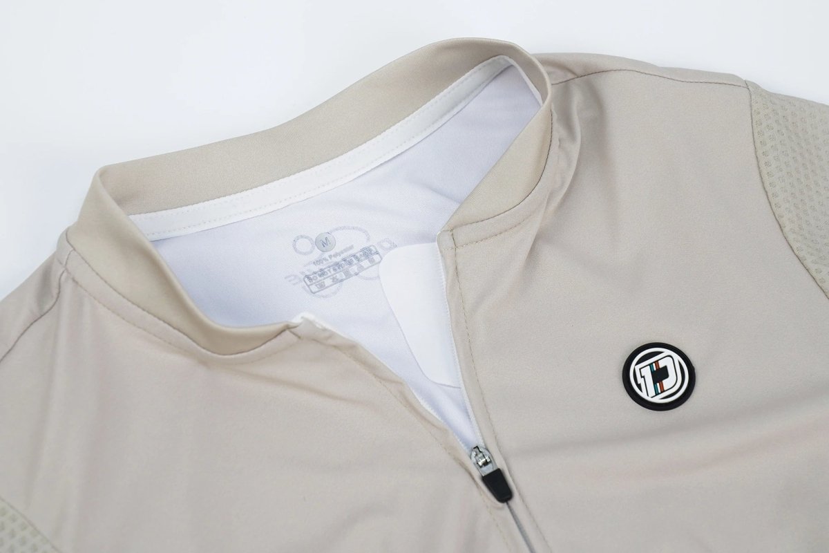 Le maillot de cyclisme unisexe à manches longues blanc DAREVIE "DVJ187" est doté d'une protection UV-SPF30+/SPF50+, d'une fermeture éclair sur le devant, de logos discrets, d'un tissu respirant et de manches en maille 3D pour plus de confort. Montré sur un fond uni.