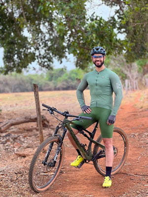 Le maillot de cyclisme unisexe à manches longues blanc DAREVIE "DVJ187" est doté d'une protection UV-SPF30+/SPF50+, d'une fermeture éclair sur le devant, de logos discrets, d'un tissu respirant et de manches en maille 3D pour plus de confort. Montré sur un fond uni.