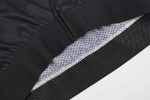 Le maillot de cyclisme unisexe à manches longues blanc DAREVIE "DVJ187" est doté d'une protection UV-SPF30+/SPF50+, d'une fermeture éclair sur le devant, de logos discrets, d'un tissu respirant et de manches en maille 3D pour plus de confort. Montré sur un fond uni.