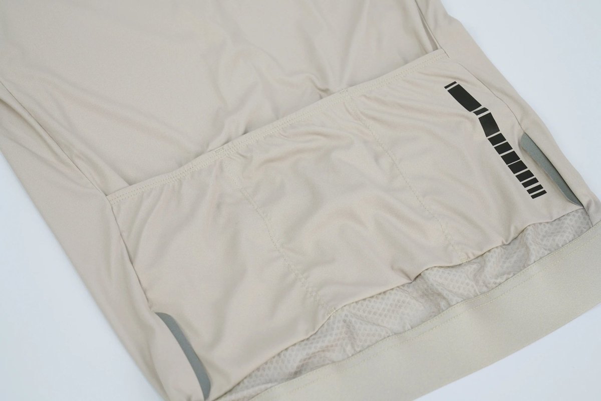 Le maillot de cyclisme unisexe à manches longues blanc DAREVIE "DVJ187" est doté d'une protection UV-SPF30+/SPF50+, d'une fermeture éclair sur le devant, de logos discrets, d'un tissu respirant et de manches en maille 3D pour plus de confort. Montré sur un fond uni.