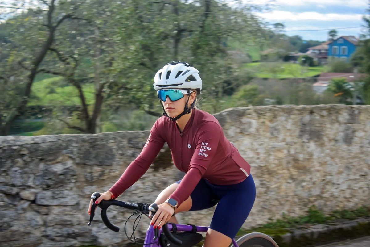 Le maillot de cyclisme unisexe à manches longues blanc DAREVIE "DVJ187" est doté d'une protection UV-SPF30+/SPF50+, d'une fermeture éclair sur le devant, de logos discrets, d'un tissu respirant et de manches en maille 3D pour plus de confort. Montré sur un fond uni.