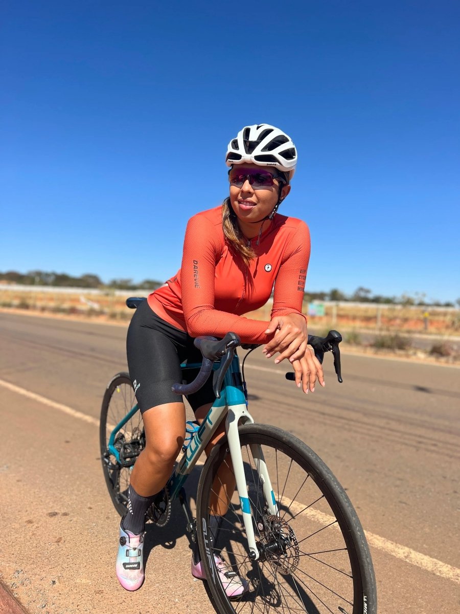 Le maillot de cyclisme unisexe à manches longues blanc DAREVIE "DVJ187" est doté d'une protection UV-SPF30+/SPF50+, d'une fermeture éclair sur le devant, de logos discrets, d'un tissu respirant et de manches en maille 3D pour plus de confort. Montré sur un fond uni.