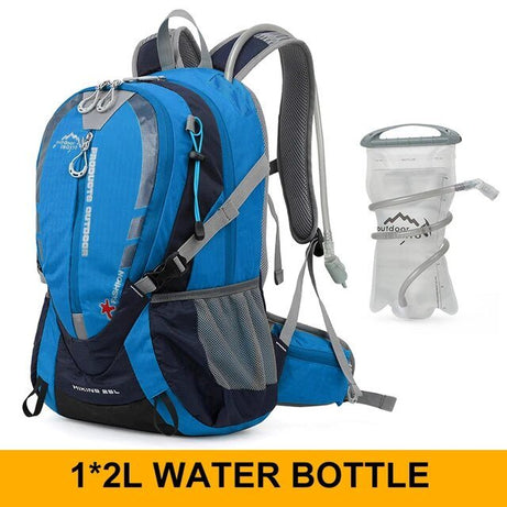 Sac à dos de randonnée Outdoor Inoxto avec poches en filet et bretelles réglables, présenté à côté d'une bouteille d'eau pliable de 2 litres.
