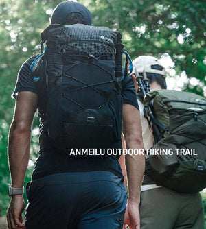 Deux randonneurs avec de gros sacs à dos marchent sur un sentier forestier ; le texte sur l'image indique "ANMEILU OUTDOOR HIKING TRAIL". Le sac à dos ANMEILU ultraléger 30L (AML1066), fabriqué en polyester imperméable et durable, est idéal pour les randonnées et les aventures en plein air.