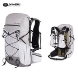 Deux vues du sac à dos ultraléger 30L "ANMEILU - AML1066" en gris clair avec détails noirs, bretelles ajustables et plusieurs compartiments-parfait comme sac de randonnée imperméable pour le trekking et le trail.