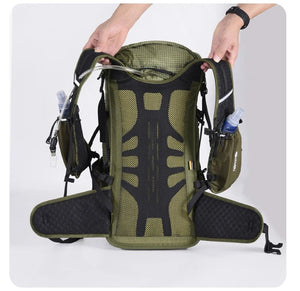 Personne tenant un ANMEILU Sac à dos ultraléger pour le trekking et le trail 30L "ANMEILU - AML1066", vert olive et noir, comprenant un panneau arrière en maille, des bretelles rembourrées, une ceinture abdominale et des fixations pour tube de boisson.