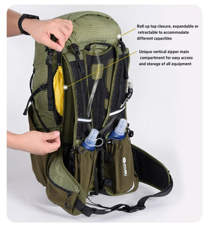 Une personne présente l'ANMEILU "Sac à dos ultraléger pour le trekking et le trail 30L - AML1066", un sac à dos de randonnée vert doté d'une fermeture à enroulement, d'une fermeture à glissière verticale sur le devant et de poches latérales pour les bouteilles d'eau. Le texte met en évidence ses principales caractéristiques.