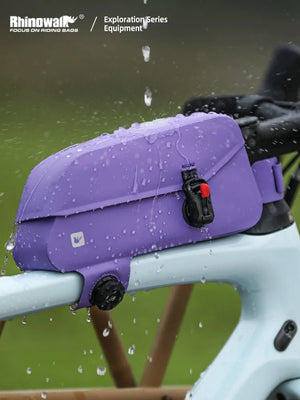 Sacoche de cadre Rhinowalk K33 violette, magnétique et imperméable, fixée sur vélo avec éclaboussures deau outdoor.